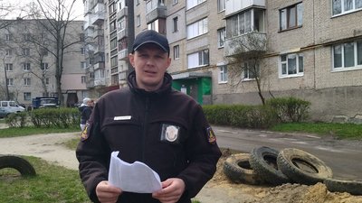Приберуть усе: з луцьких дворів демонтовують автомобільні шини