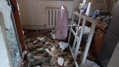 Вибиті вікна, понівечені будинки. Який вигляд має місце падіння уламків ракети РФ у Дніпрі – фоторепортаж