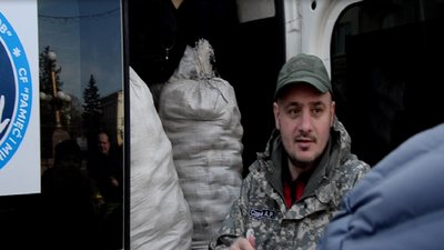 Волонтери благодійного фонду "Пам'ять і любов" везуть з Тернополя бійцям на схід 90 відер вареників