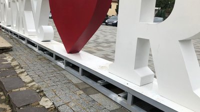 Фотозону "Я люблю Ужгород" повернули на площу Поштову Фотозону "Я люблю Ужгород" повернули на площу Поштову