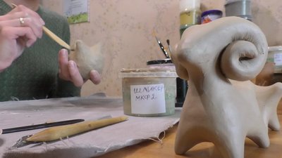 Коники, баранці, бички та півники: чернігівська майстриня створює свищики за старовинними техніками Коники, баранці, бички та півники: чернігівська майстриня створює свищики за старовинними техніками