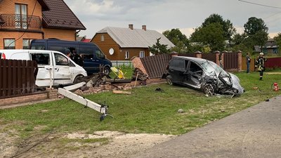 21-річний водій — у реанімації: на Волині авто в'їхало у паркан будинку