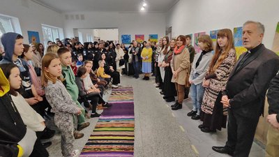 У Луцьку на виставці "Теплі долоні" презентували картини діти, які постраждали від війни У Луцьку на виставці "Теплі долоні" презентували картини діти, які постраждали від війни