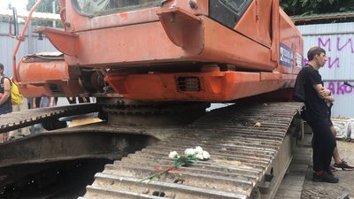 У Києві почали зносити "Квіти України", демонстранти зламали паркан У Києві почали зносити "Квіти України", демонстранти зламали паркан