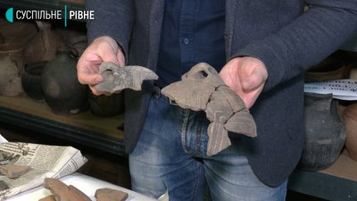 Науковець показав, як докупи склеюють знайдене на розкопках Науковець показав, як докупи склеюють знайдене на розкопках