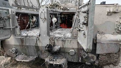 Поблизу Гуляйполя бійці територіальної оборони витягли з води російську БМП Поблизу Гуляйполя бійці територіальної оборони витягли з води російську БМП
