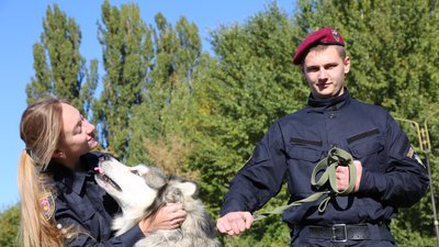 Вінницькі поліцейські зробили світлини з собаками, які знаходяться у притулку Вінницькі поліцейські зробили світлини з собаками, які знаходяться у притулку