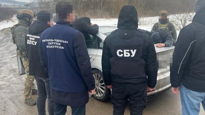 На Хмельниччині викрили схему незаконного переправлення військовозобов’язаних за кордон