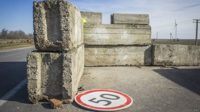 На одеському блокпосту загинув чоловік. Він в'їхав у залізобетонні загородження
