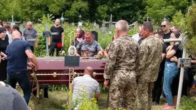Загинули в один день: у Бобровиці попрощалися з трьома бійцями