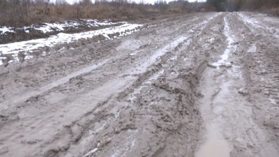 На Волині селяни їздять до райцентру в об’їзну через погану дорогу На Волині селяни їздять до райцентру в об’їзну через погану дорогу