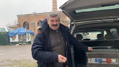 Українці в Америці передали тернопільським волонтерам два позашляховики для бійців Українці в Америці передали тернопільським волонтерам два позашляховики для бійців