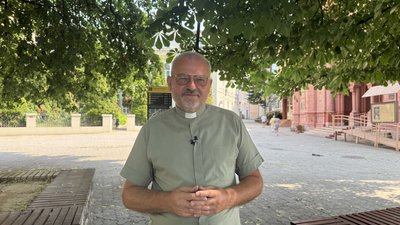 Евакуйовував людей і служив капеланом: історія Олександра Холода