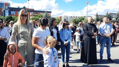 У пам’ять про загиблих дітей: у місті на Рівненщині виставили сотні стільців з іграшками У пам’ять про загиблих дітей: у місті на Рівненщині виставили сотні стільців з іграшками