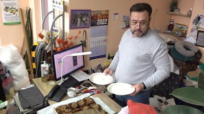 Подружжя з Черкас разом із переселенцями готує їжу для волонтерів Подружжя з Черкас разом із переселенцями готує їжу для волонтерів
