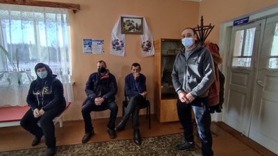Автобус не їздить, а мобільна бригада приїхала: як вакцинують проти COVID-19 у громаді на Волині Автобус не їздить, а мобільна бригада приїхала: як вакцинують проти COVID-19 у громаді на Волині