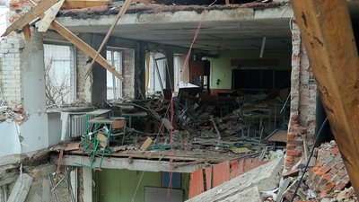 Розтрощена будівля школи Розтрощена будівля школи