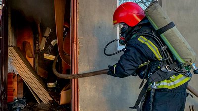 Рятувальники гасять пожежу в будинку