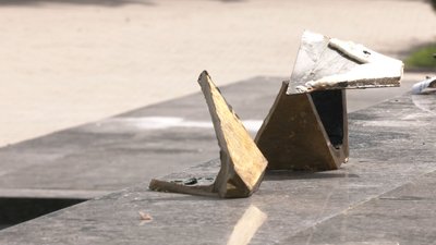 З обеліска на меморіалі у Луцьку демонтують радянську зірку З обеліска на меморіалі у Луцьку демонтують радянську зірку