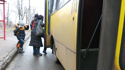Виходьте, або виженемо: у Черкасах дітей пільгових категорій виганяють з маршруток Виходьте, або виженемо: у Черкасах дітей пільгових категорій виганяють з маршруток