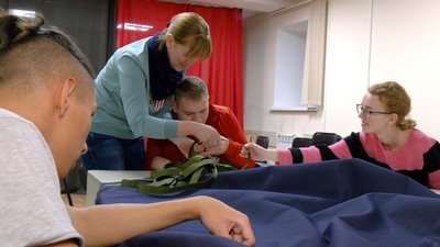 “У мене була мрія допомогти захисникам”: у Вінниці в центрі реабілітації “Гармонія” шиють ноші для оборонців “У мене була мрія допомогти захисникам”: у Вінниці в центрі реабілітації “Гармонія” шиють ноші для оборонців