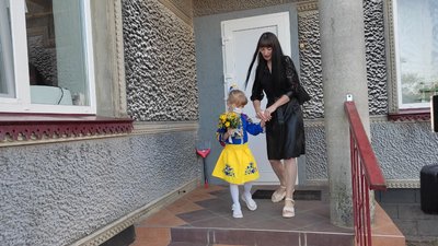 Соломія Книш з мамою вперше йдуть до школи Соломія Книш з мамою вперше йдуть до школи