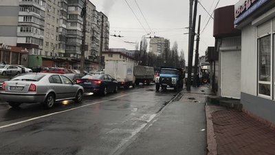 На Зарічанській затори