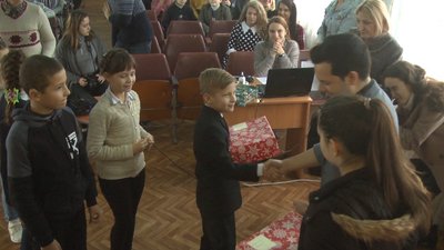 Учням школи-інтернату передали подарунки з Америки