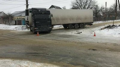 У Харкові вантажівка знесла електричний стовп: без світла залишилися три вулиці