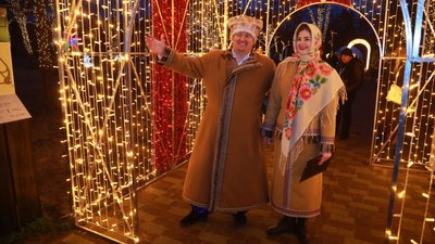 На острові Хортиця офіційно відкрили новорічне містечко та резиденцію Святого Миколая На острові Хортиця офіційно відкрили новорічне містечко та резиденцію Святого Миколая