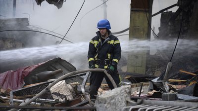 Пожежник ліквідовує наслідки обстрілу 30 серпня