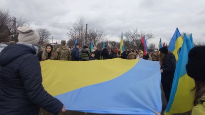 Школярі розгорнули український прапор Школярі розгорнули український прапор