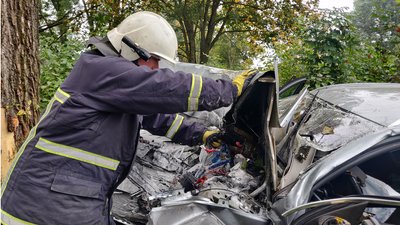 Рятувальники від’єднали акумуляторну батарею легковика, щоб запобігти подальшому займанню. Фото: ГУ ДСНС у Хмельницькій області