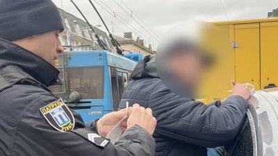 У Рівному оштрафували водія, який "підрізав" кортеж місії "На щиті" У Рівному оштрафували водія, який "підрізав" кортеж місії "На щиті"