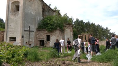 Волонтери об'єднались і прибрали територію занедбаного костелу на Рівненщині