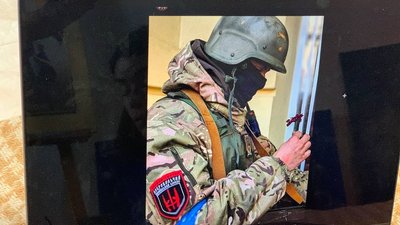 Тернопільська художниця Оксана Лехняк розмальовує ракетний комплекс Тернопільська художниця Оксана Лехняк розмальовує ракетний комплекс