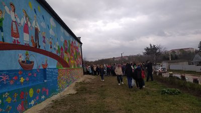 Київські художниці разом з дітьми Хмельниччини намалювали мурал Єдності Київські художниці разом з дітьми Хмельниччини намалювали мурал Єдності