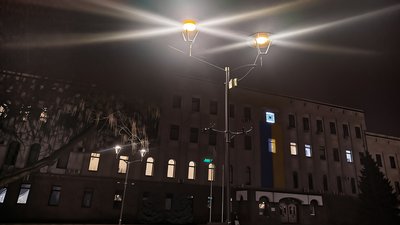 ліхтарі на площі-кроп