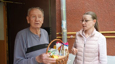 Зібрали смаколики для самотніх літніх херсонців: як волонтери проводять акцію "Великодній кошик добра" Зібрали смаколики для самотніх літніх херсонців: як волонтери проводять акцію "Великодній кошик добра"