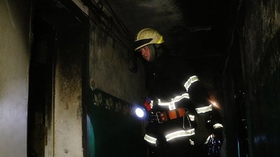Пожежа в багатоквартирному будинку Дніпропетровщини: рятувальники серед ночі евакуювали 9 людей Пожежа в багатоквартирному будинку Дніпропетровщини: рятувальники серед ночі евакуювали 9 людей