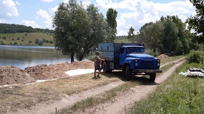 Жителі Великої Северинки самотужки облаштовують пляж на місцевому ставку Жителі Великої Северинки самотужки облаштовують пляж на місцевому ставку
