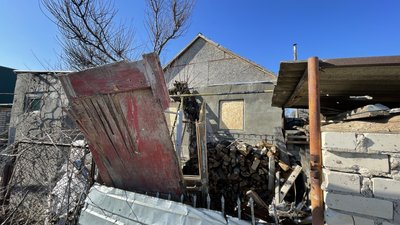 Залишають вдома попри постійні обстріли РФ. Як живуть люди у Чорнобаївці на Херсонщині Залишають вдома попри постійні обстріли РФ. Як живуть люди у Чорнобаївці на Херсонщині