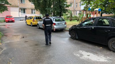 У Києві невідомий відкрив стрілянину на вулиці, поранено чоловіка У Києві невідомий відкрив стрілянину на вулиці, поранено чоловіка