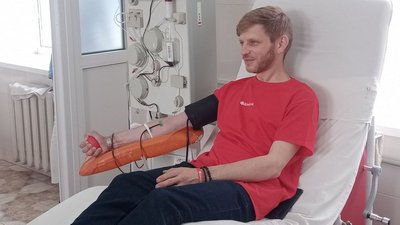 В'ячеслав Шевченко під час здачі крові В'ячеслав Шевченко під час здачі крові