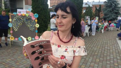 Зустрічі з митцями та забавлянки: в Черкасах провели акцію "Бібліокафе на Хрещатику" Зустрічі з митцями та забавлянки: в Черкасах провели акцію "Бібліокафе на Хрещатику"
