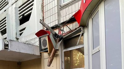 На багатоповерхівку в Бєлгороді впала частина ракети російського ЗРГК “Панцир” — ЗМІ