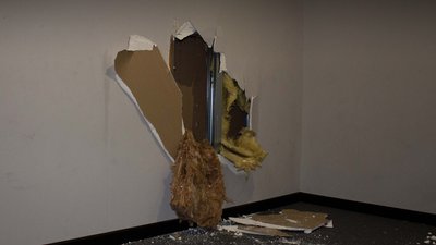 Проламали стіну, щоб втекти від правоохоронців: у Києві викрили нелегальне казино Проламали стіну, щоб втекти від правоохоронців: у Києві викрили нелегальне казино
