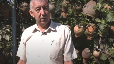 "Залишити згадку": сільський голова на Харківщині зібрав колекцію горщиків "Залишити згадку": сільський голова на Харківщині зібрав колекцію горщиків