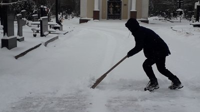 У Херсоні засуджені до громадських робіт допомагають комунальникам прибирати сніг