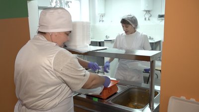 Для черкаських молодших школярів відновлять безоплатне харчування Для черкаських молодших школярів відновлять безоплатне харчування